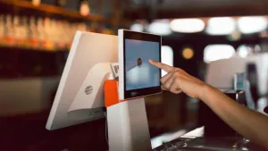 Urządzenia fiskalne w branży usługowej – na co zwrócić uwagę przy wyborze?