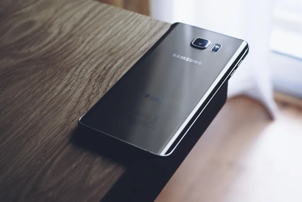 Smartfon Samsung prezentujący nowoczesny design i wysoką jakość wyświetlacza.